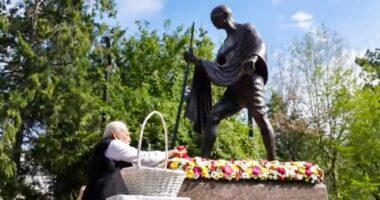 PM Modi Pays Tribute to Mahatma Gandhi in Ukraine Ahead of Talks with Zelenskyy